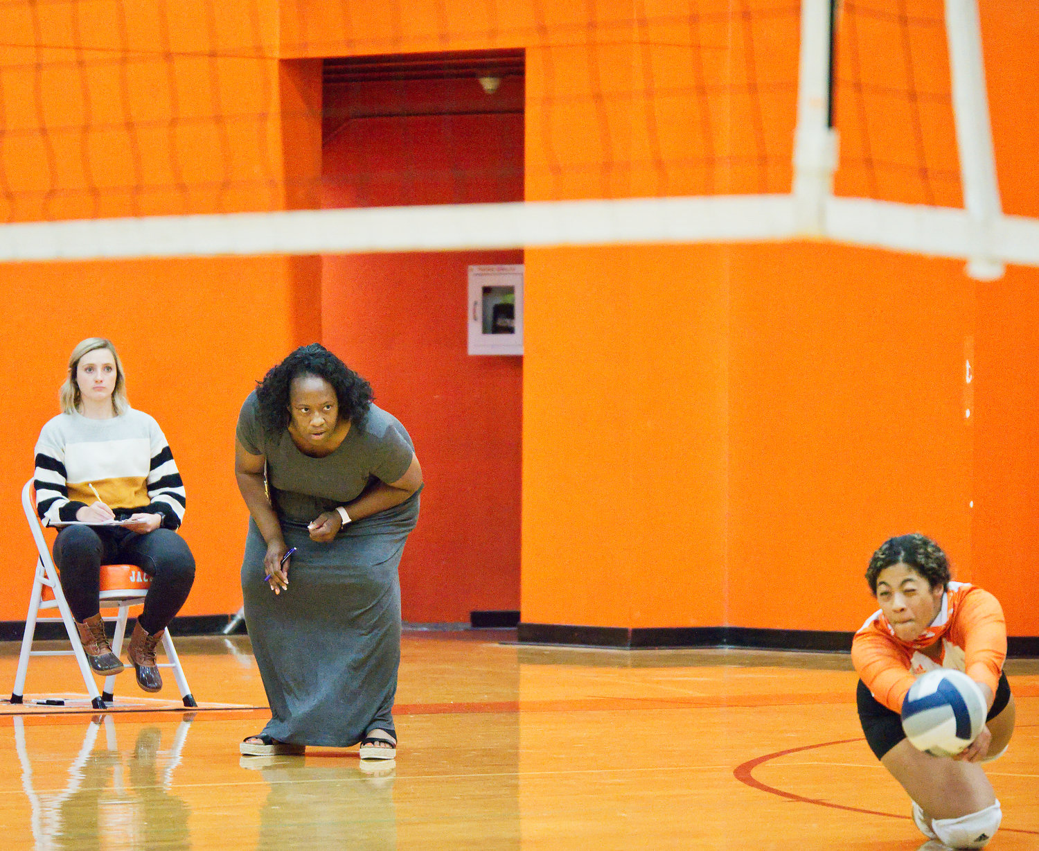 Mineola volleyball coach TaShara Stephens watches intently as Jaiden Gardner dives for a save in Friday’s final regular season match against Mt. Pleasant Chapel Hill. The Lady Jackets lost in four games but had already clinched a spot in the state playoffs.